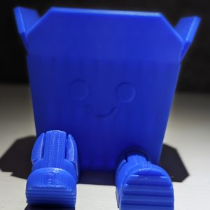 Eckiger Organizer in Blau mit Gesicht und beweglichen Beinen