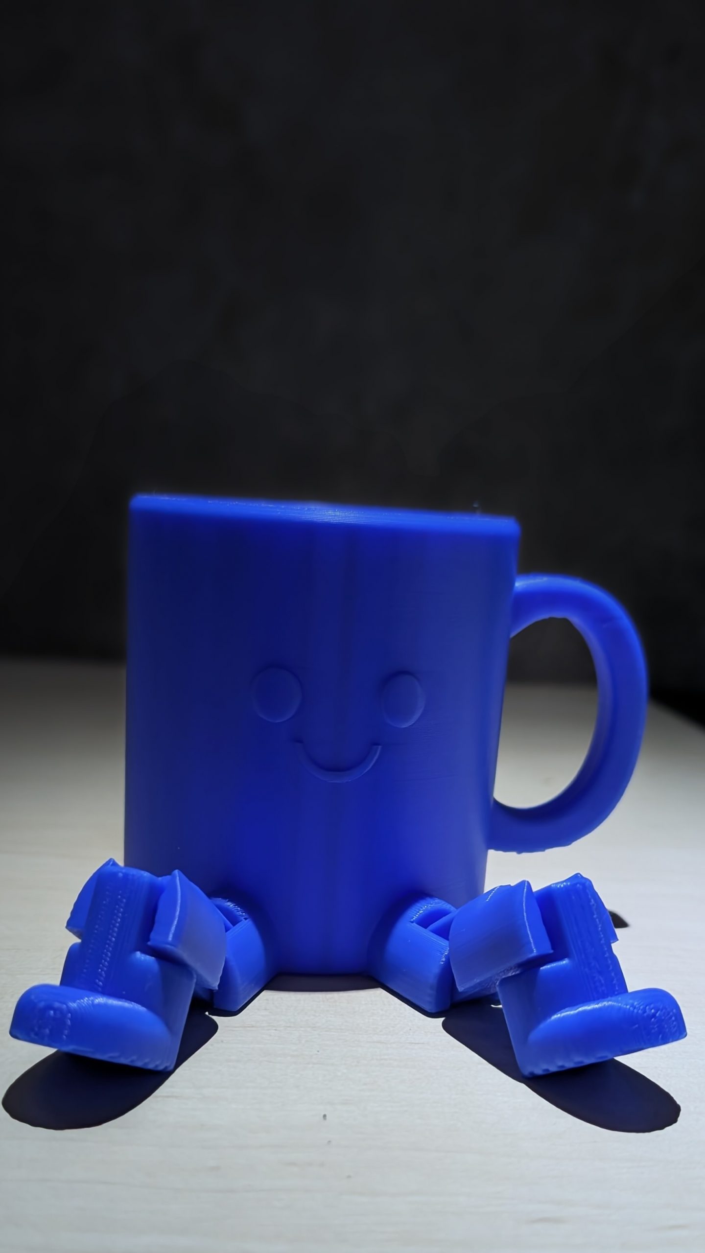 Runder Organizer in Blau mit Gesicht und beweglichen Beinen