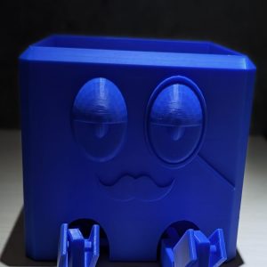 Eckiger Organizer in Blau mit Gesicht und beweglichen Beinen