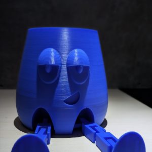 Runder Organizer in Blau mit Gesicht und beweglichen Beinen